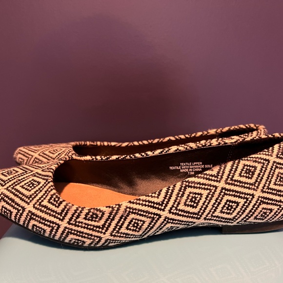 Loft Black & White Geometric Pointed
Toe Flats Sz 7.5 - Picture 4 of 6
